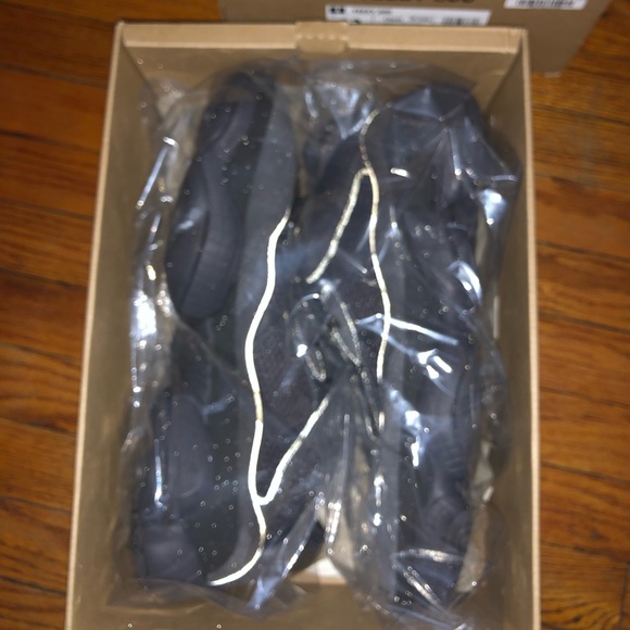 Adidas Yeezy 500 Utility Black - Picture 2 of 8